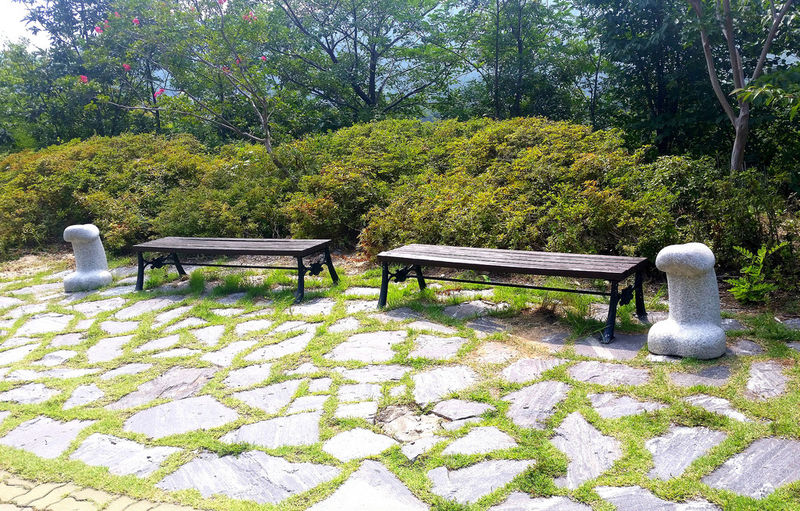 Illustration for article titled Hay un parque con decenas de penes gigantes en Corea del Sur